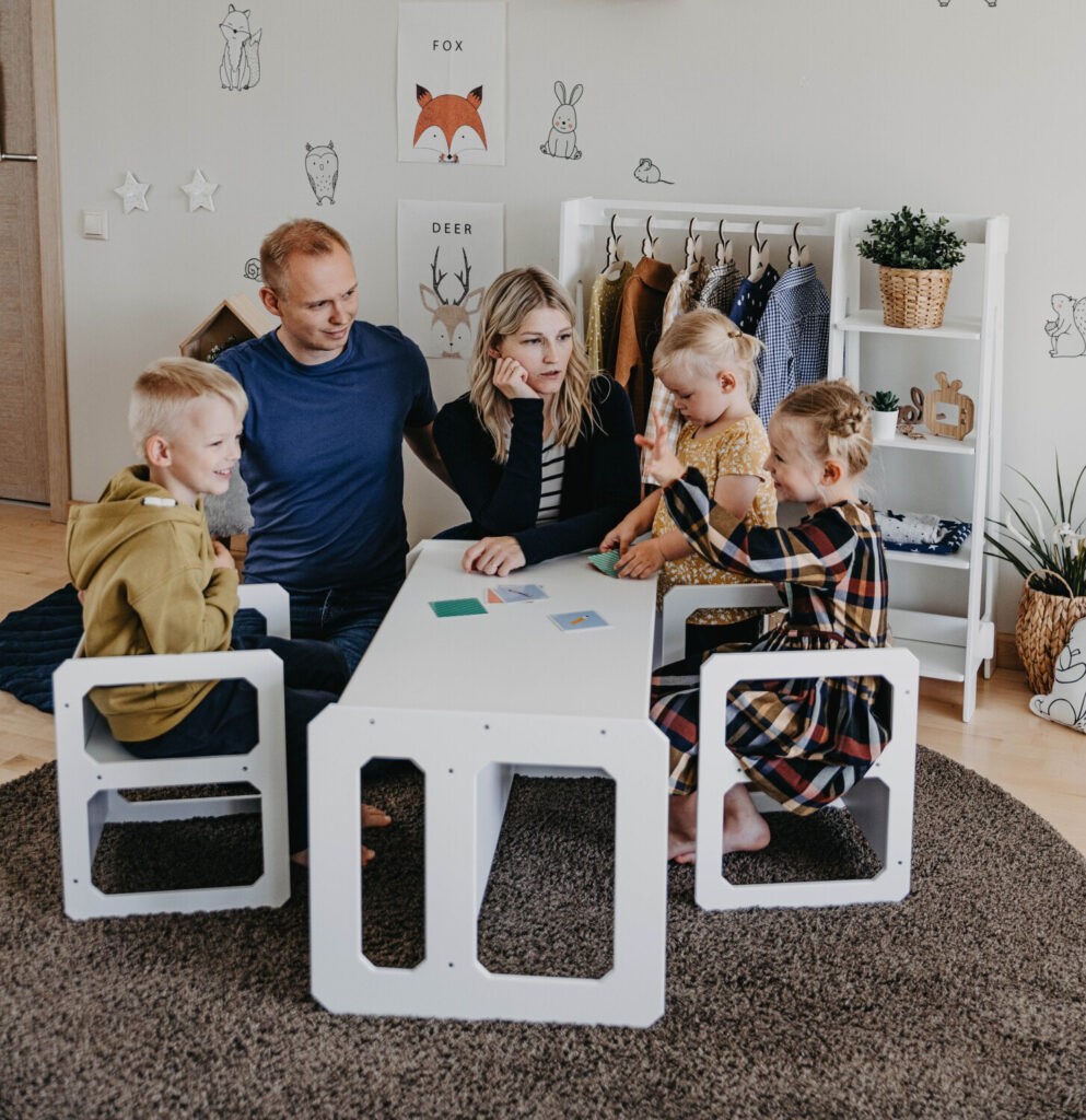 Kindertisch mit zwei Stühlen aus Birkensperrholz für Kleinkinder – Ansicht 2