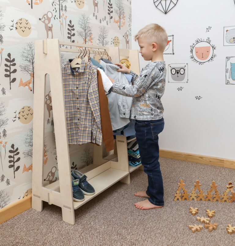 Ich zieh mich selbst an – Kleiderständer in Kinderhöhe mit Ablagen und Stofffach als Montessori-Garderobe – Ansicht 9