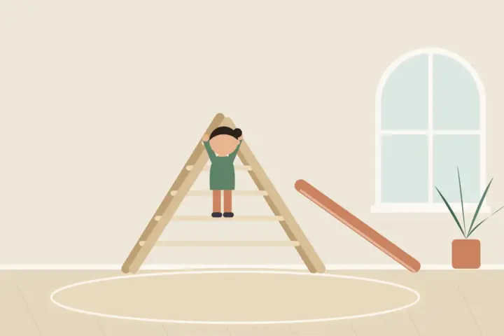 Kind klettert am Pikler-Dreieck mit Rutschrampe